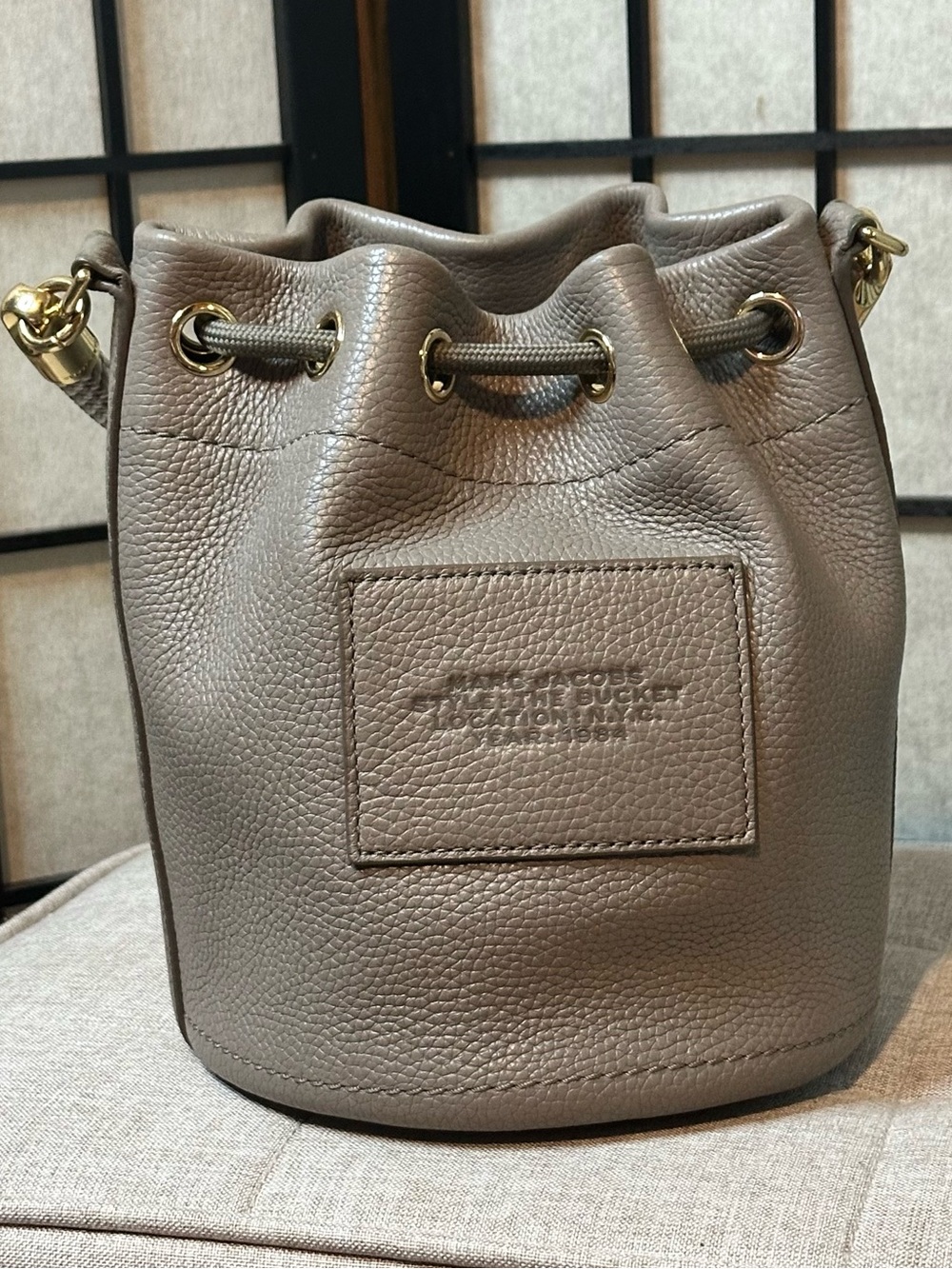 MARC JACOBS The Bucket Bag- Cement - Picture 12 of 16